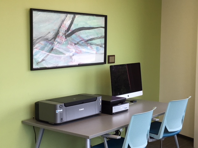 Computer workstation with various scanners and computer monitors |  Poste de travail informatique avec divers scanners et écrans d’ordinateur