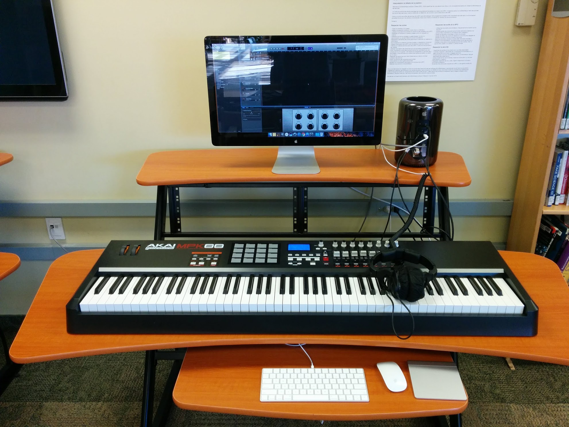 Computer workstation with midi keyboard | Poste de travail informatique avec contrôleur midi
