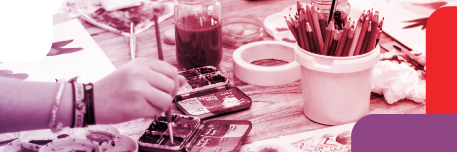 a hand, paints and pencil crayons / une main, des peintures et des crayons de couleur