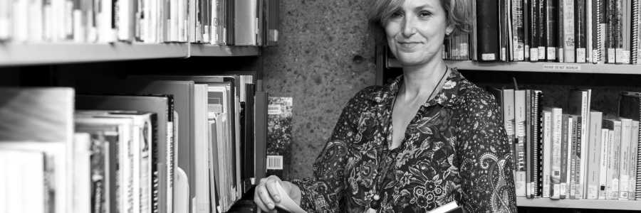 Woman and book | Femme et livre Woman and book | Femme et livre